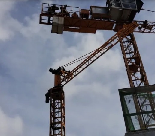 Construção vertical e gruas na obra